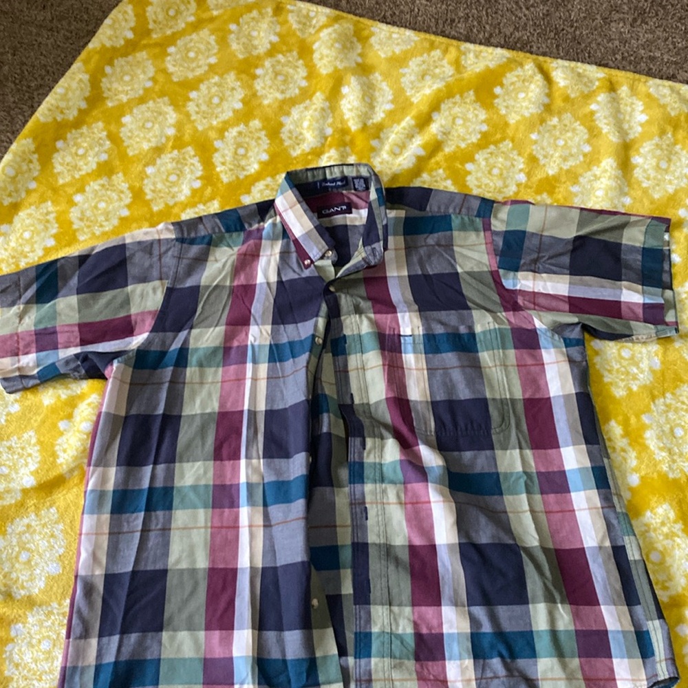 Plaid casual button up shirt. Short sleeved.